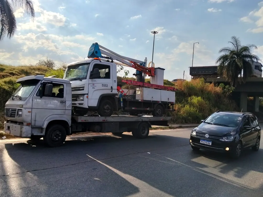 Caminhão munck transportado na prancha