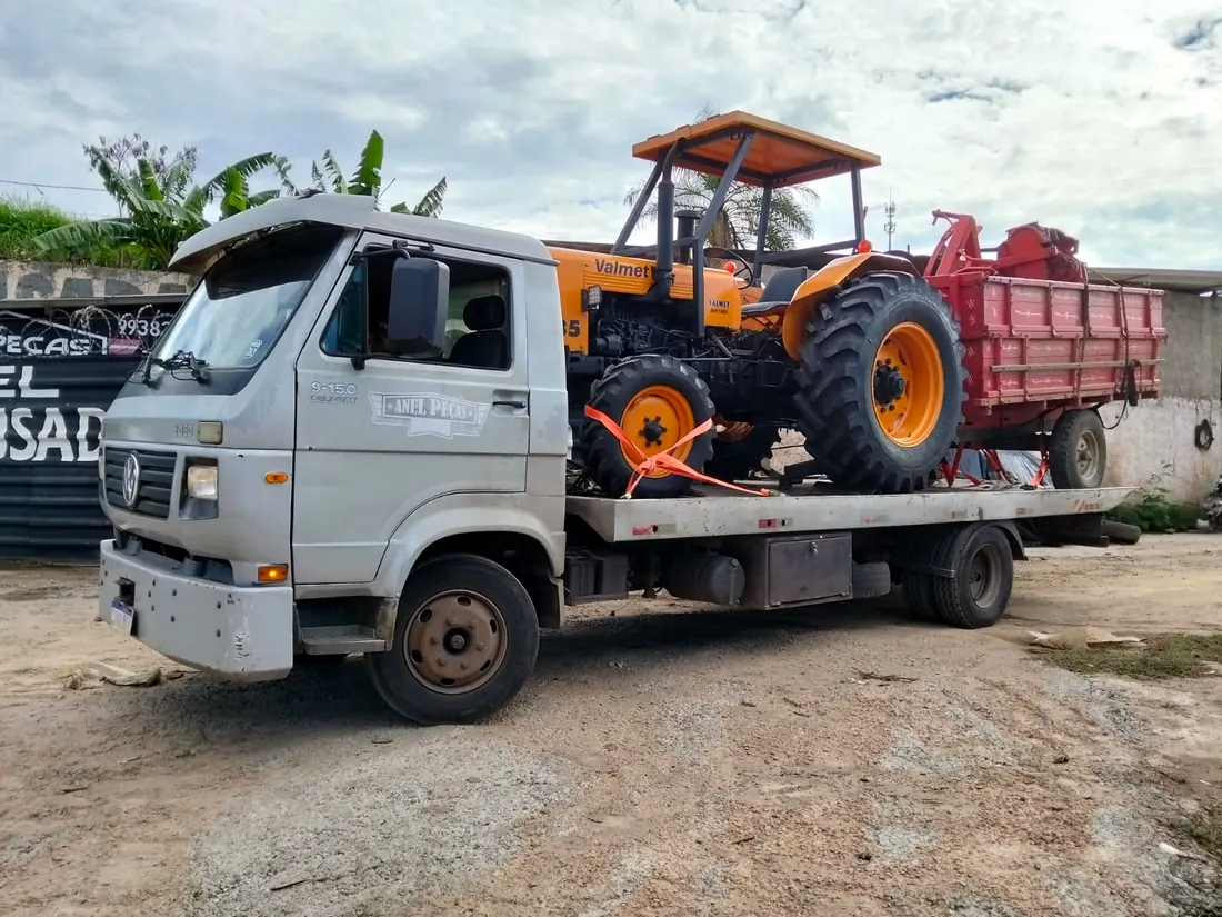 Trator com carreta transportado na prancha