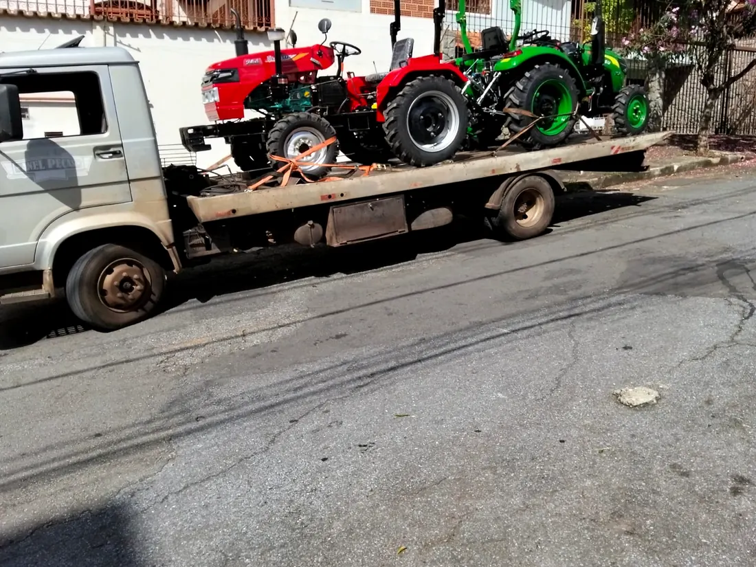 Dois tratores transportados na mesma prancha